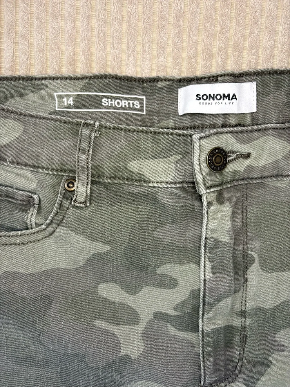 Sonoma Olive Camo Frayed-Hem Denim Shorts Size 14 - Picture 2 of 6